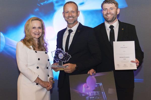 Profesor Ing. Stanislav Mišák, Ph.D. (na snímku uprostřed) převzal trofej vítěze od Andreji Palánové z PwC v rámci ocenění „Osobnost v průmyslu a stavebnictví za rok 2025“. Fotila Zuzana Fajmonová