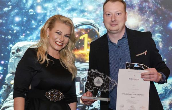 Předání vítězné trofeje firmě Foxconn CZ